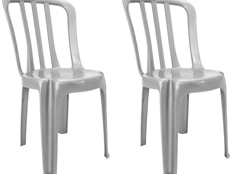 Cadeiras plásticas brancas para festa