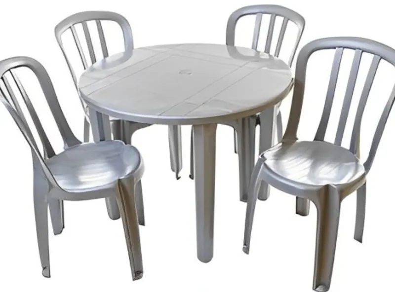 Conjunto de mesa e cadeiras montado para festa
