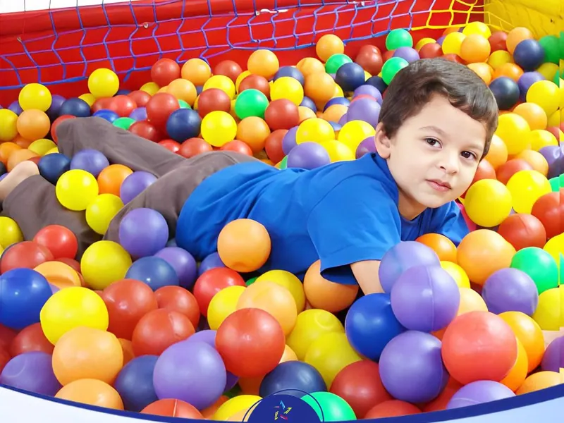 Piscina de bolinhas colorida montada para festa infantil